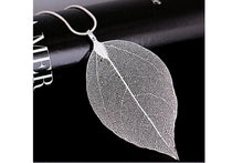 Dangling Leaf Pendant Necklace